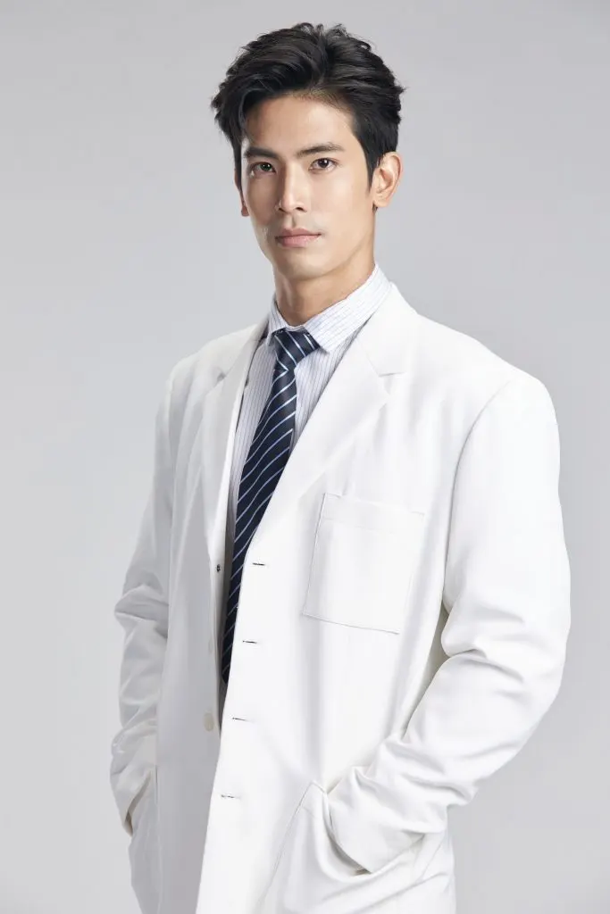 หนุ่มหล่อในชุดสูท