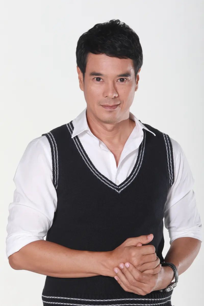 หนุ่มหล่อในชุดสูท