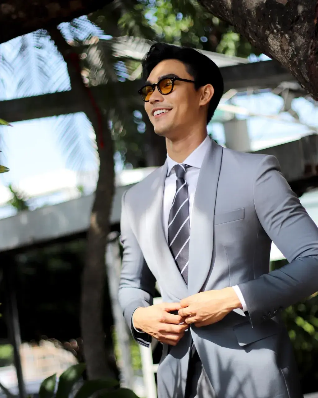 หนุ่มหล่อในชุดสูท