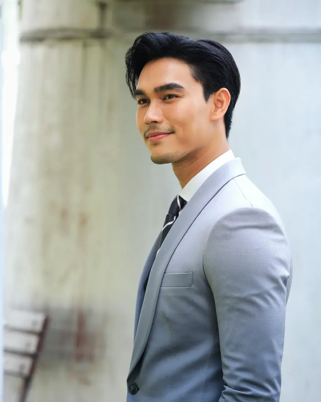 หนุ่มหล่อในชุดสูท