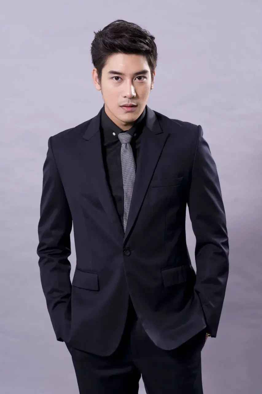 หนุ่มหล่อในชุดสูท