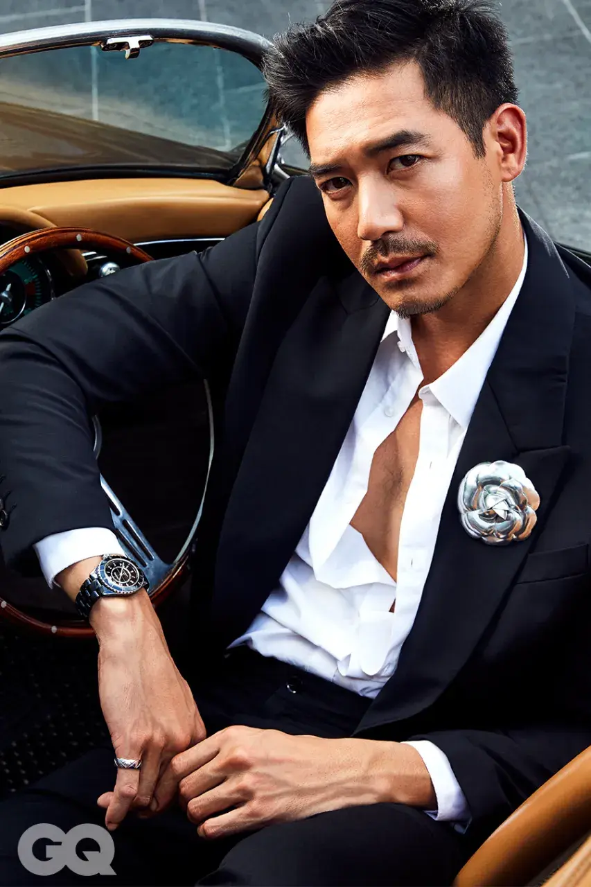 หนุ่มหล่อในชุดสูท