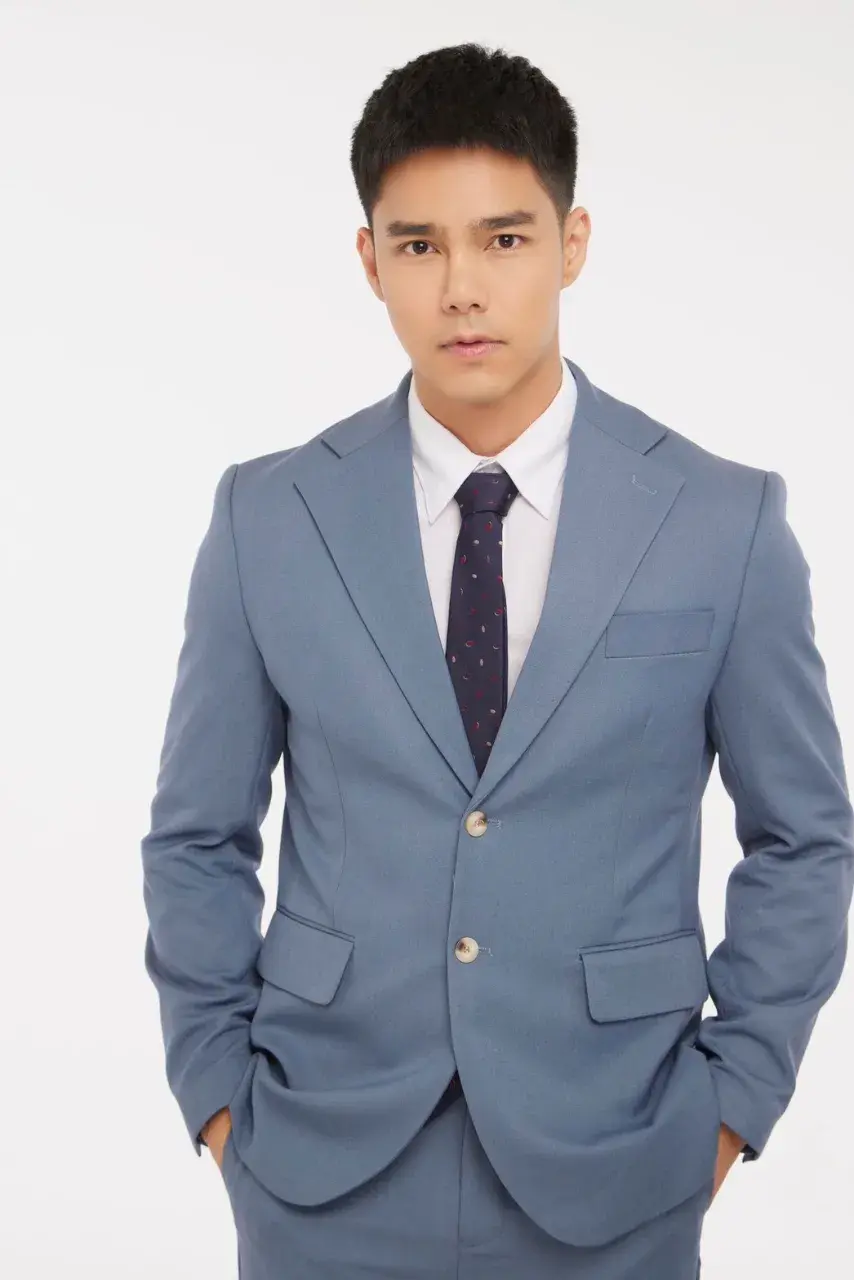 หนุ่มหล่อในชุดสูท