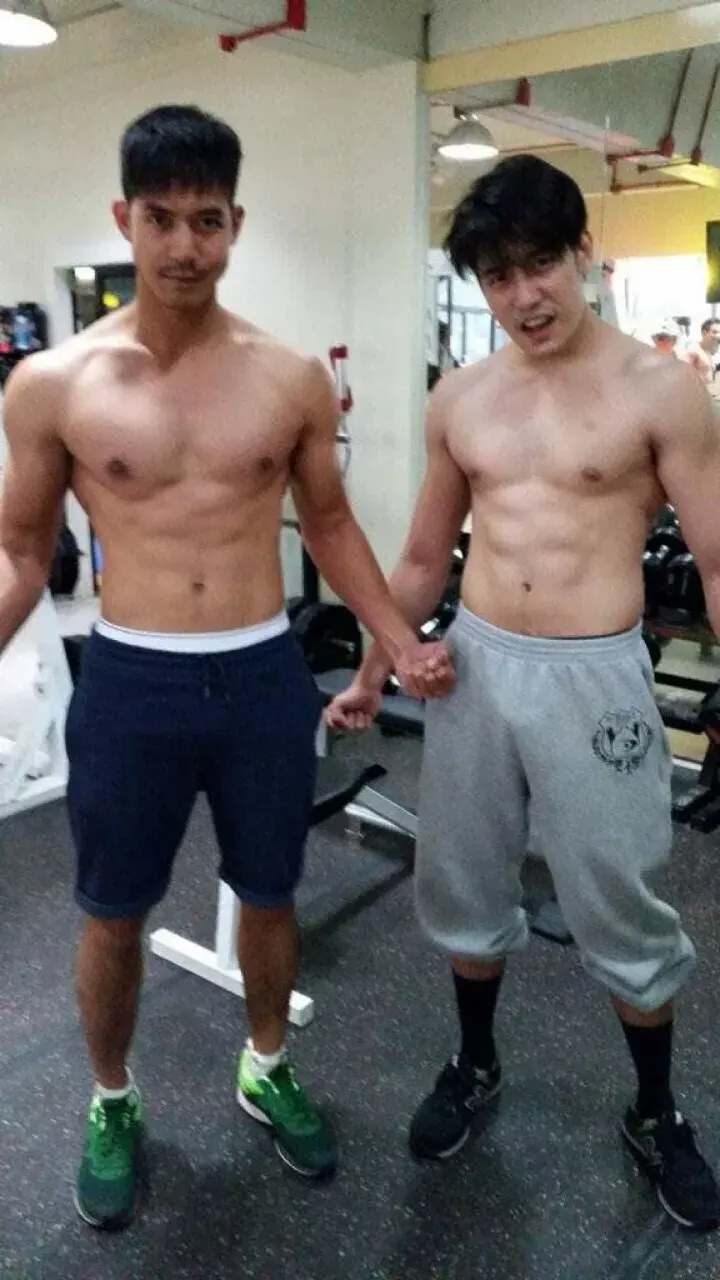 หนุ่มหล่ออกล่ำ