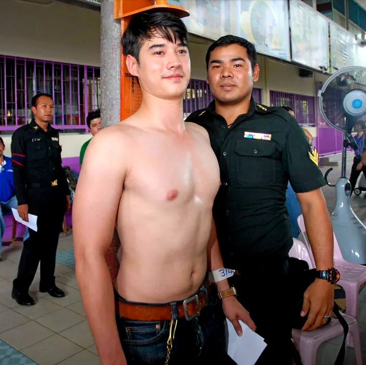 หนุ่มหล่ออกล่ำ