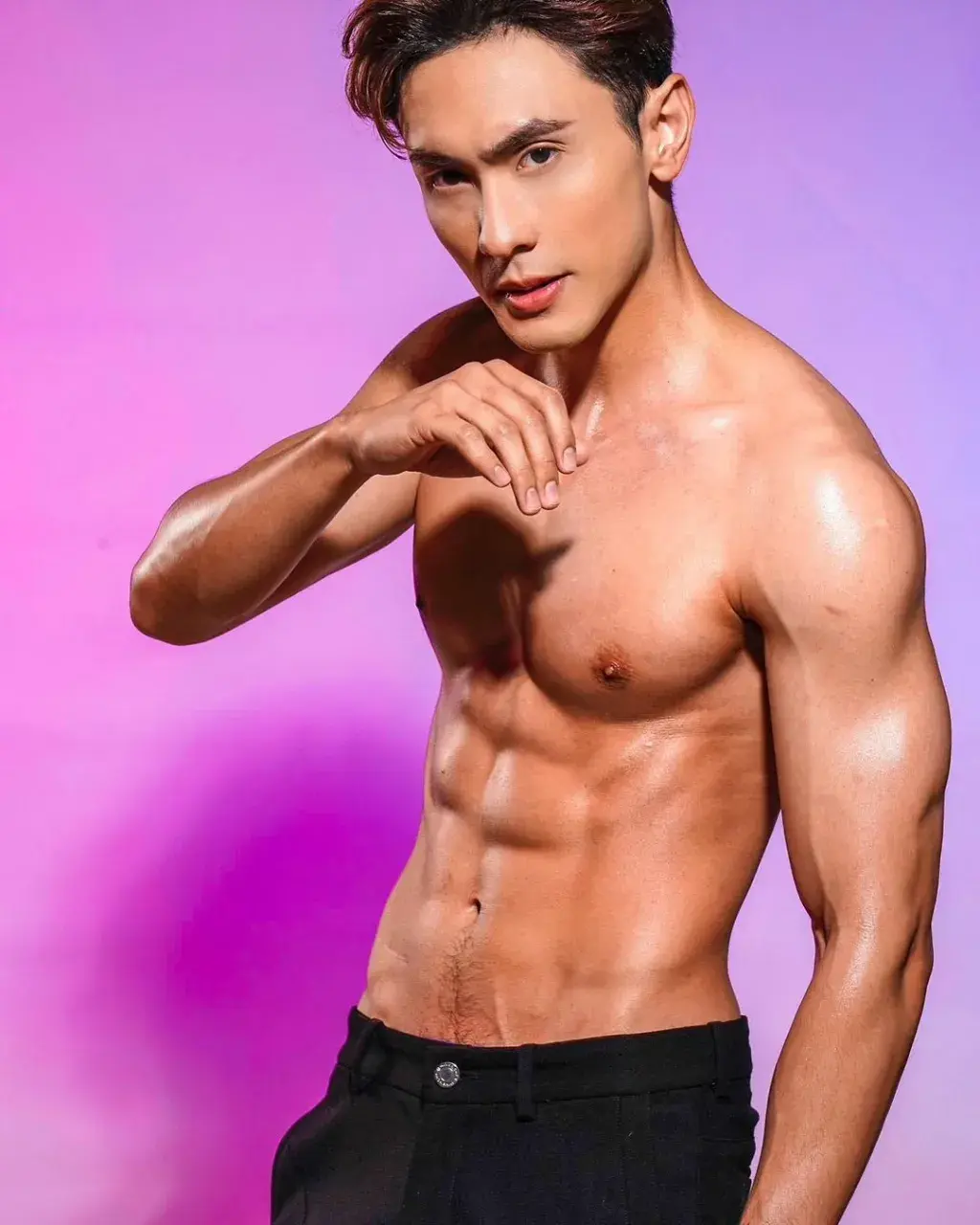หนุ่มหล่ออกล่ำ