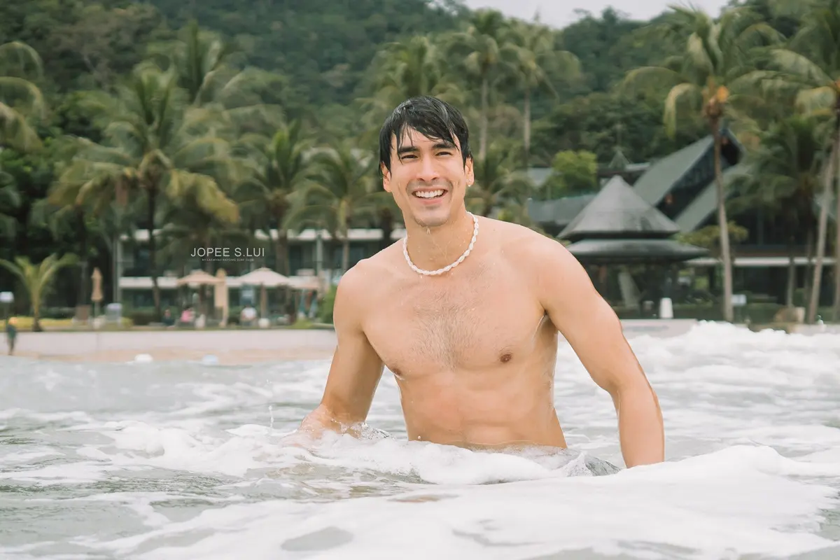 หนุ่มหล่ออกล่ำ