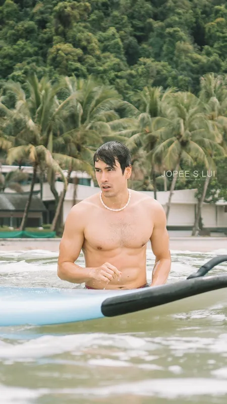หนุ่มหล่ออกล่ำ