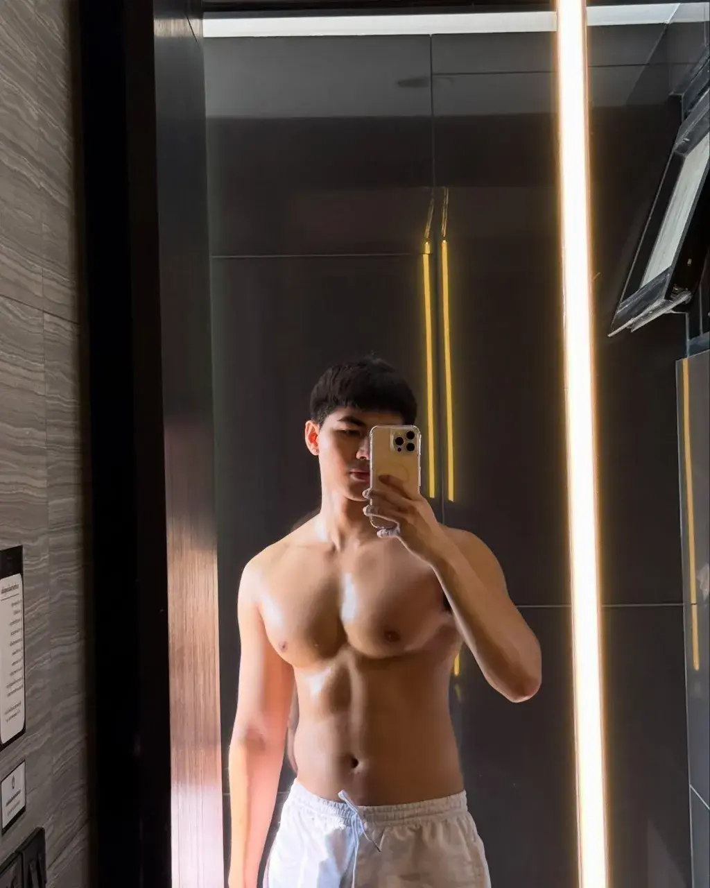 ล่ำน่ากอดน่ากัดงัมๆ