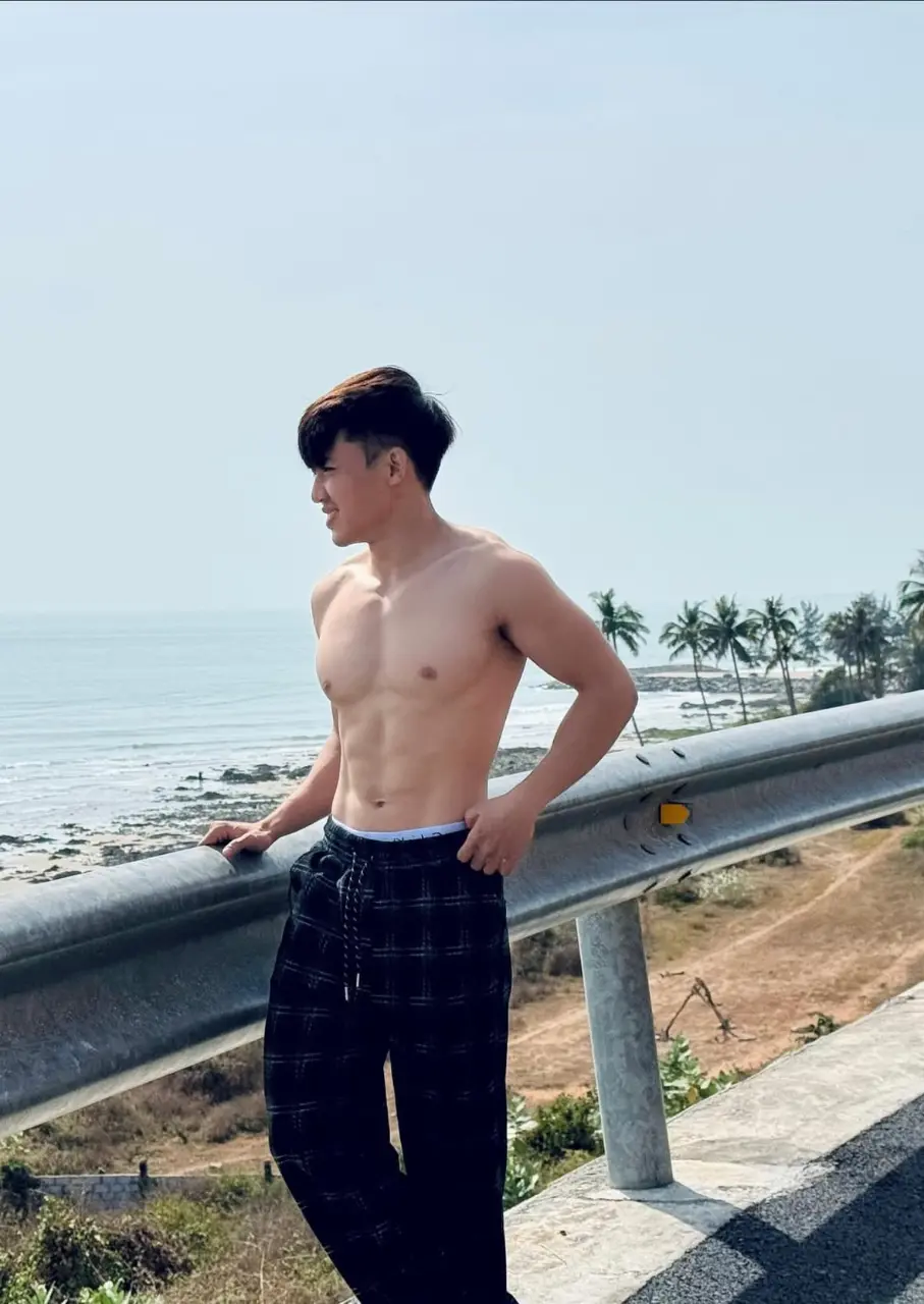 ผู้ชายนมแน่น (7)