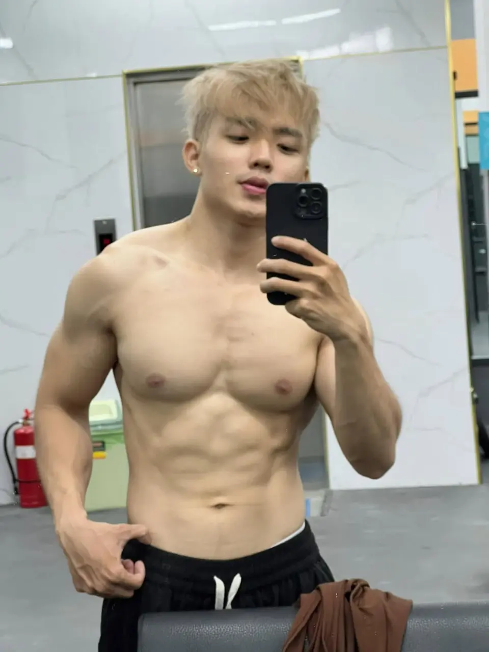 ผู้ชายนมแน่น (7)