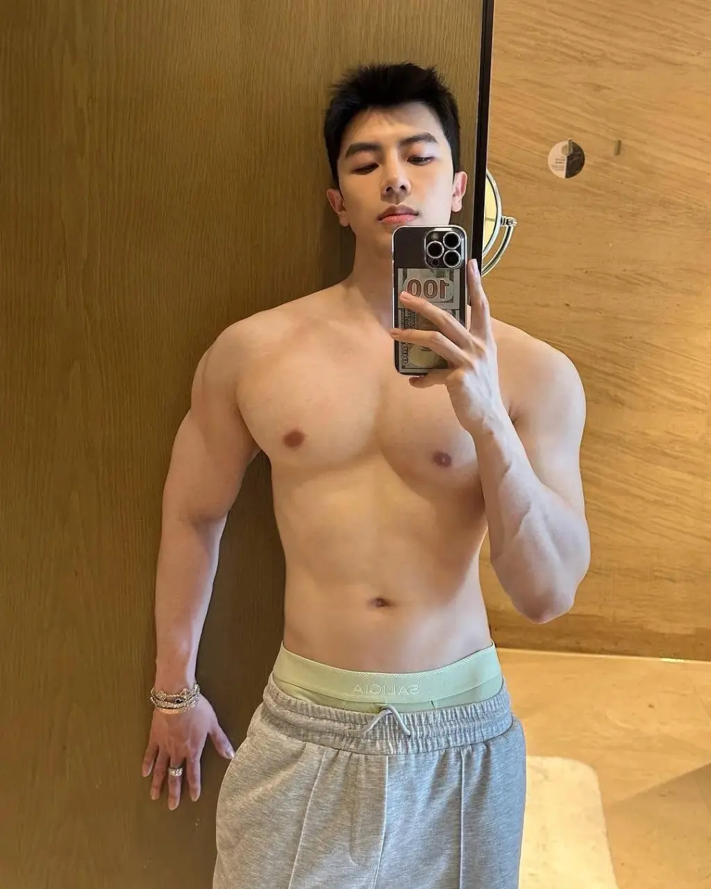 ผู้ชายนมแน่น (8)