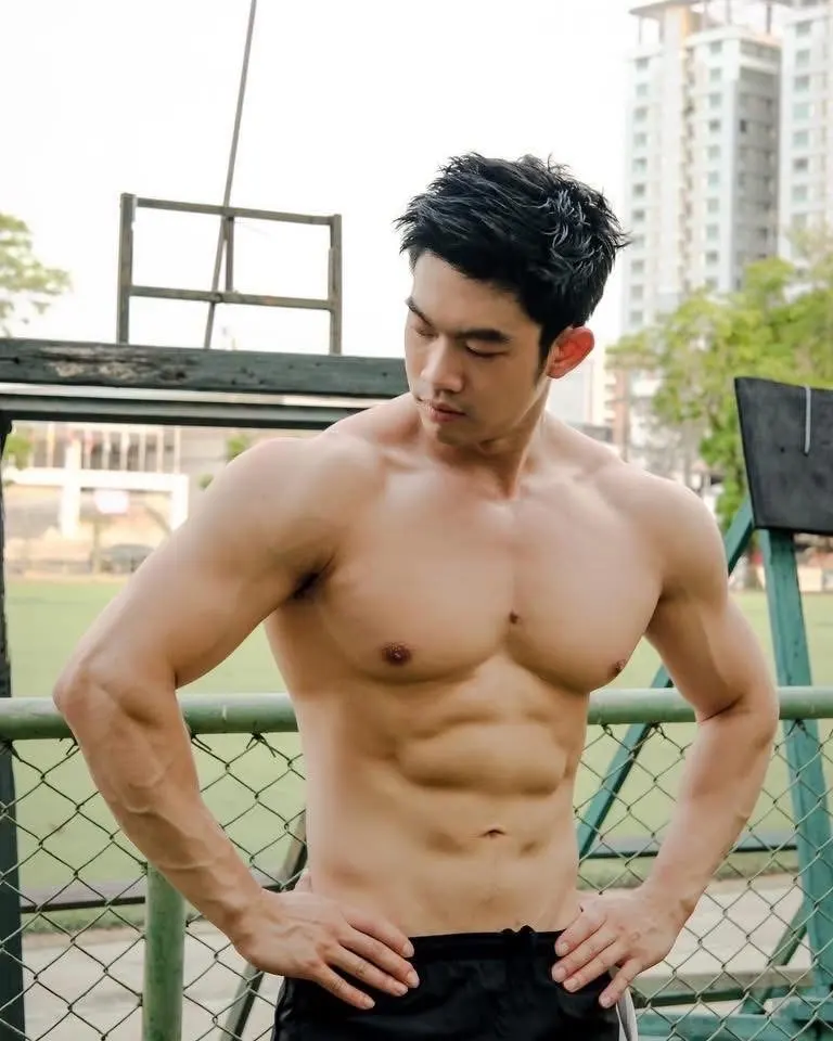 ผู้ชายนมแน่น (8)