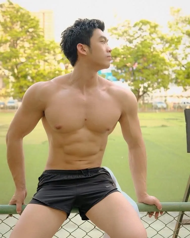 ผู้ชายนมแน่น (8)