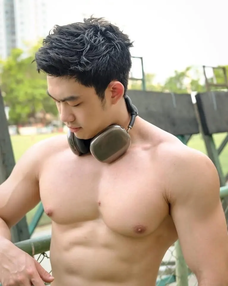 ผู้ชายนมแน่น (8)