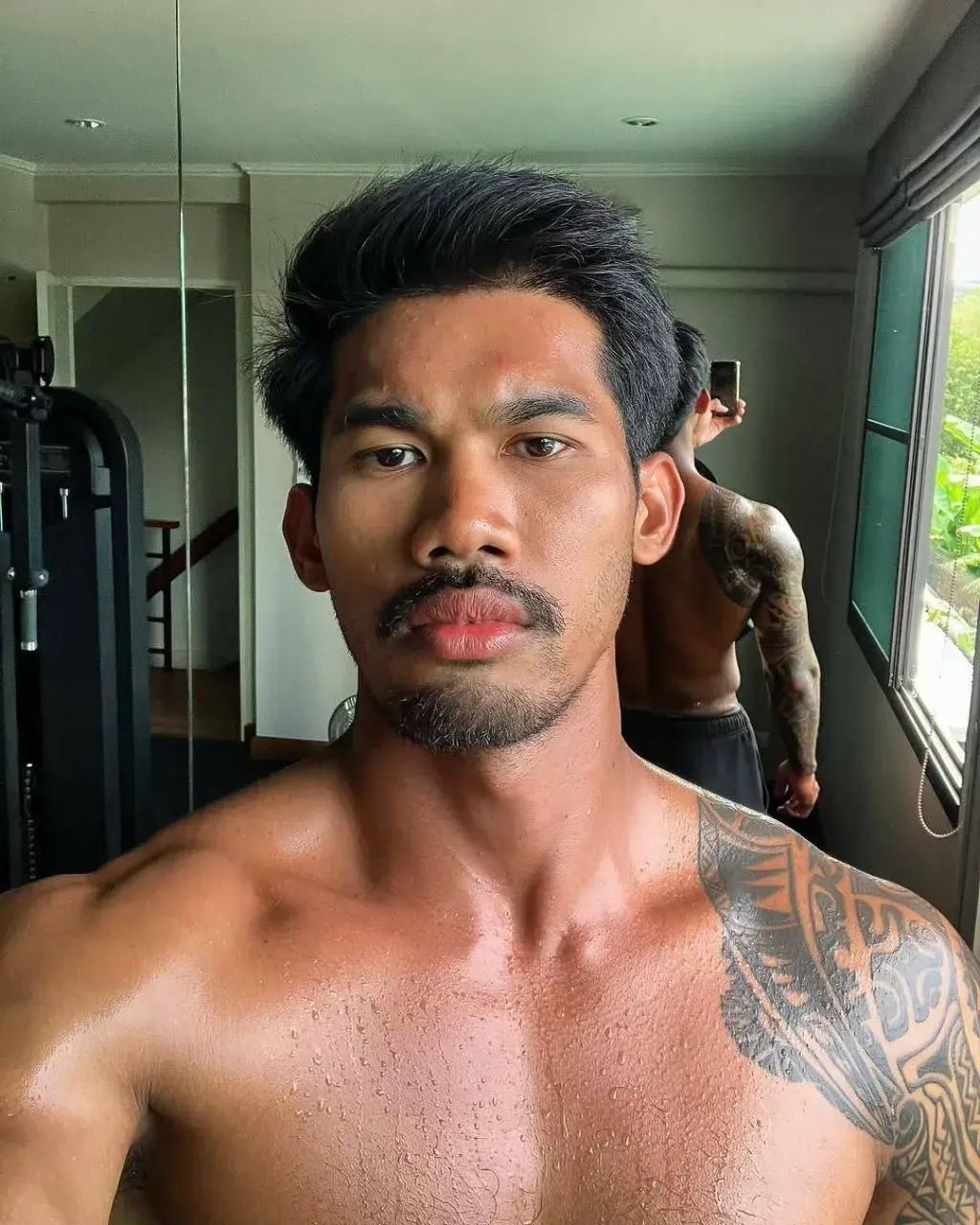 พลังหนุ่มชวนล่มหลง