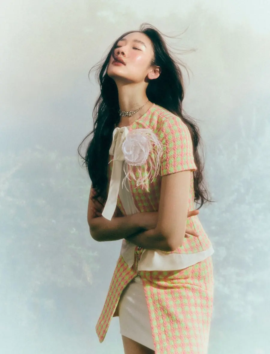 ออกแบบ ชุติมณฑน์ @ Harper's BAZAAR Singapore March 2025