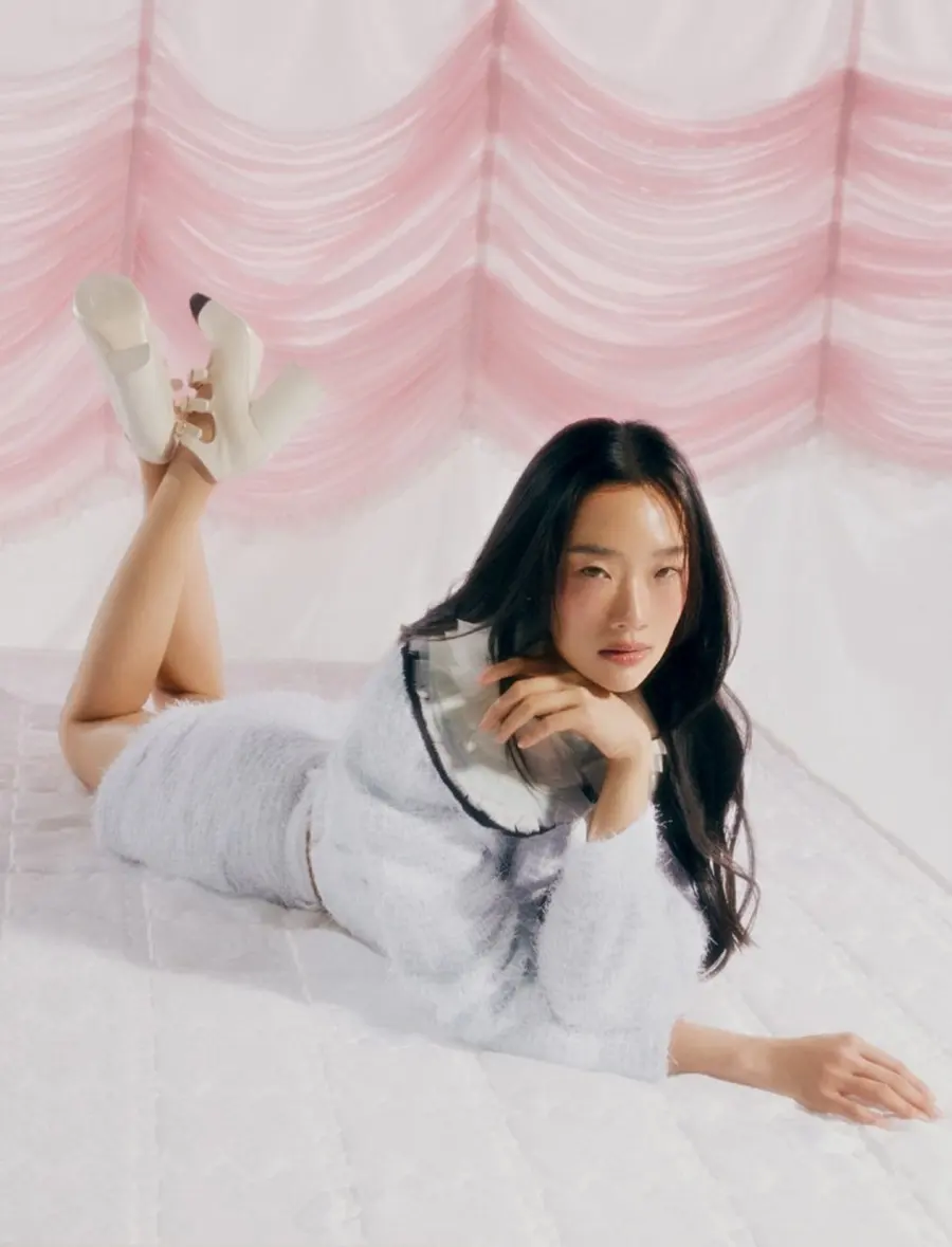 ออกแบบ ชุติมณฑน์ @ Harper's BAZAAR Singapore March 2025