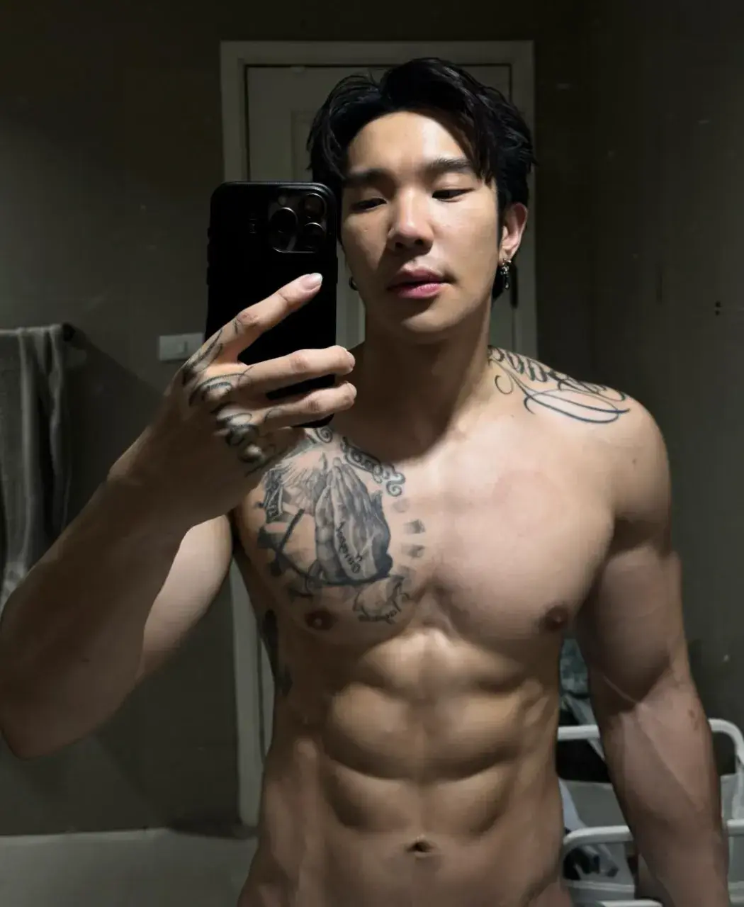 กอดรัดฟัดเลีย