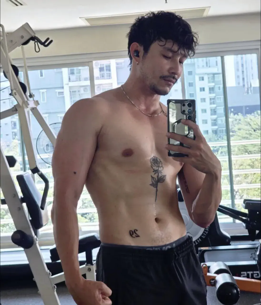 กอดรัดฟัดเลีย