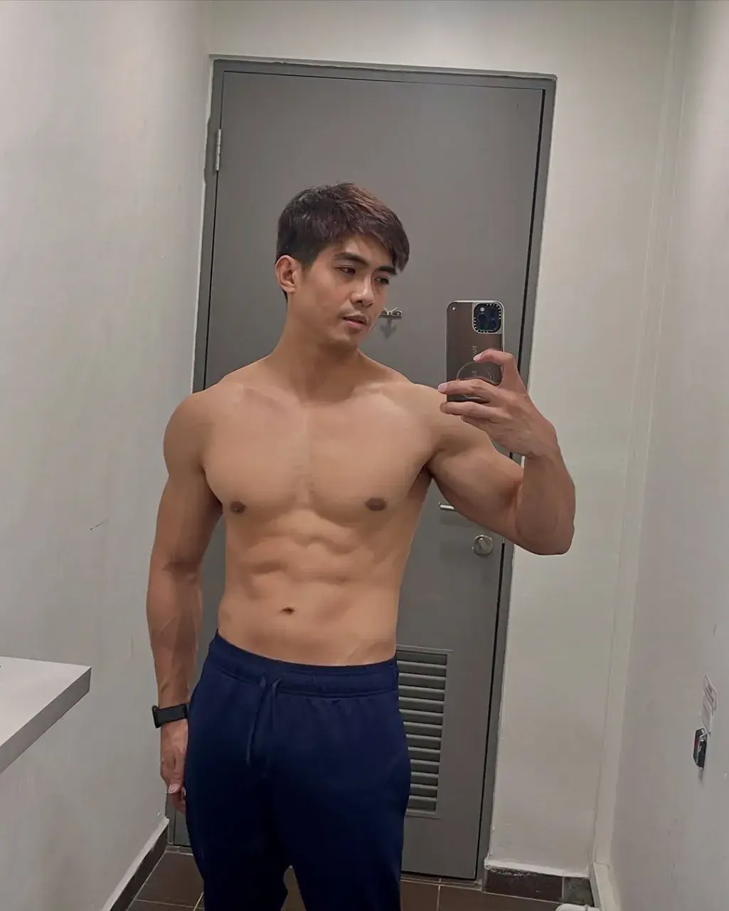 คลั่งไคล้ชายถอดผ้า