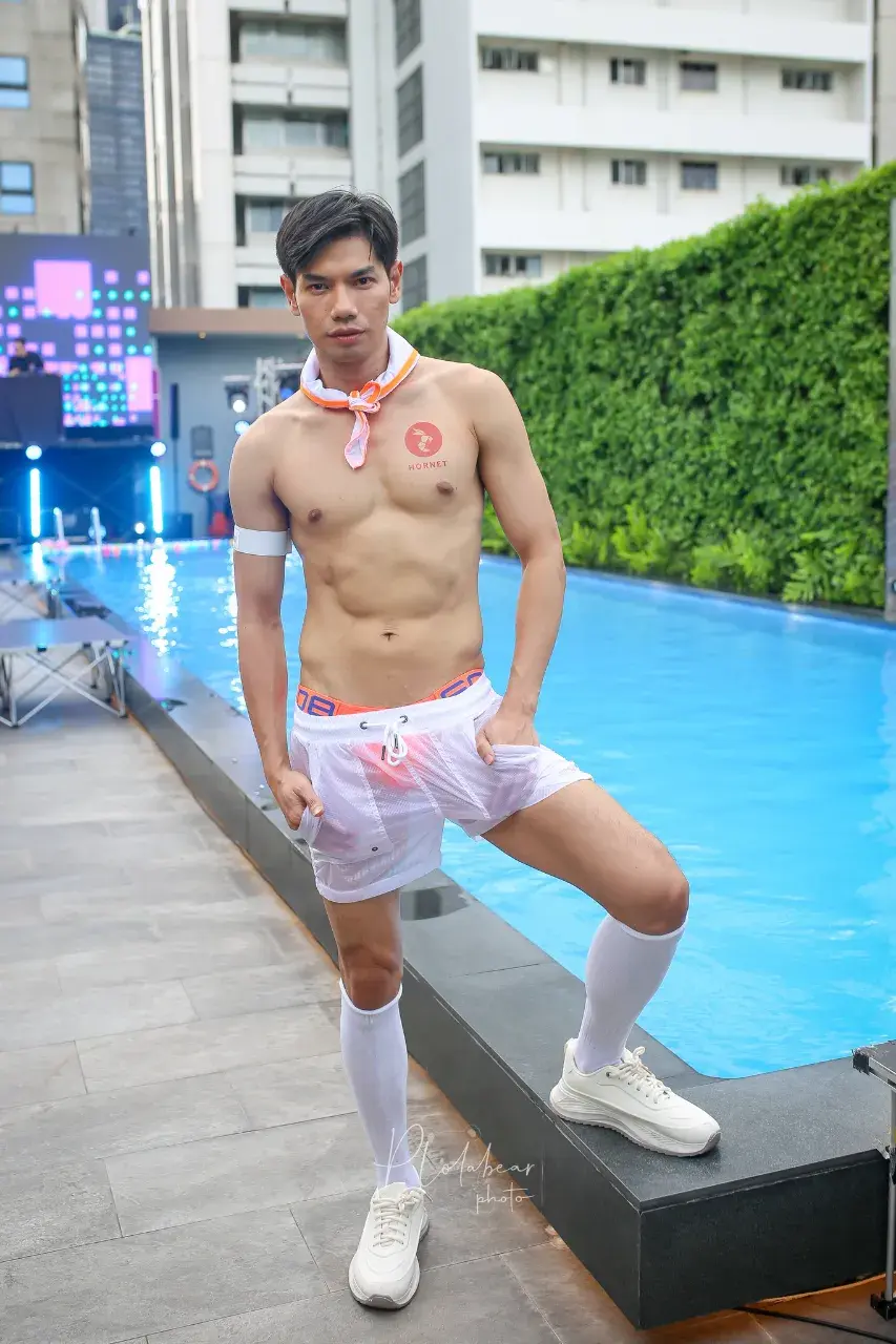 ปาร์ตี้ ริมสระ