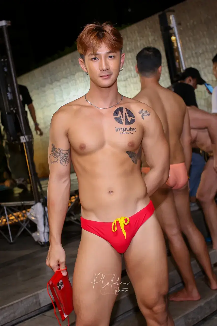 ปาร์ตี้ ริมสระ
