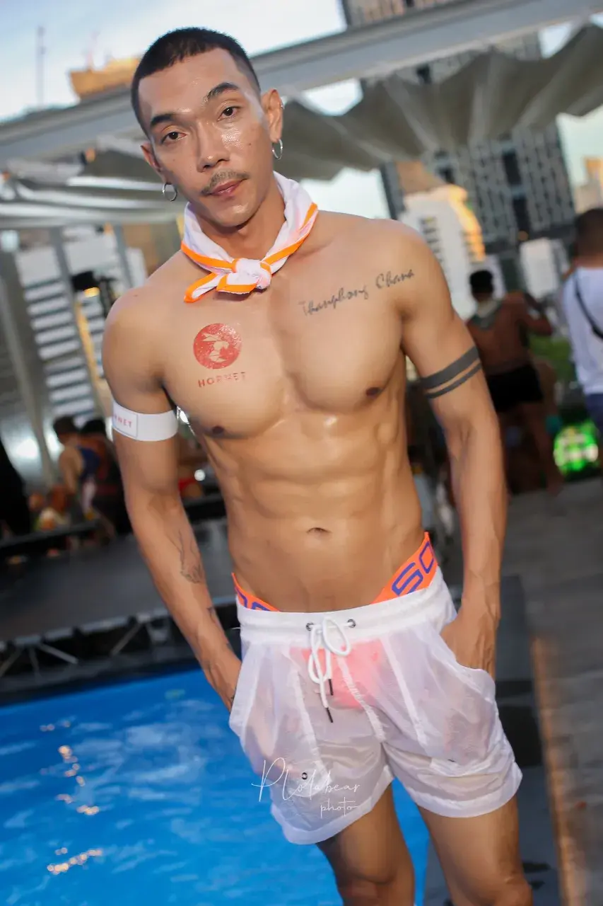 ปาร์ตี้ ริมสระ
