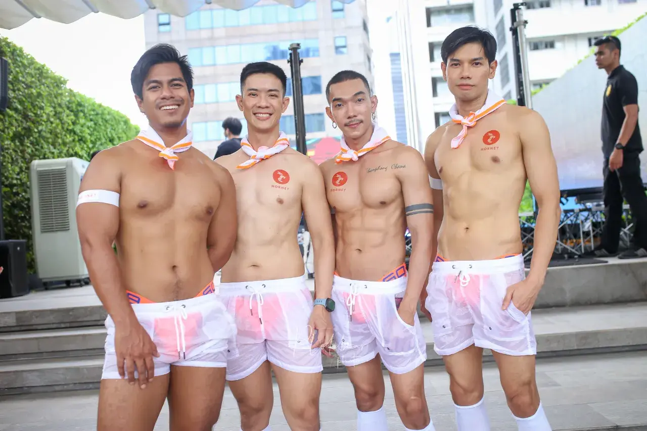 ปาร์ตี้ ริมสระ