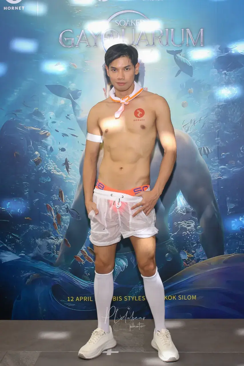 ปาร์ตี้ ริมสระ