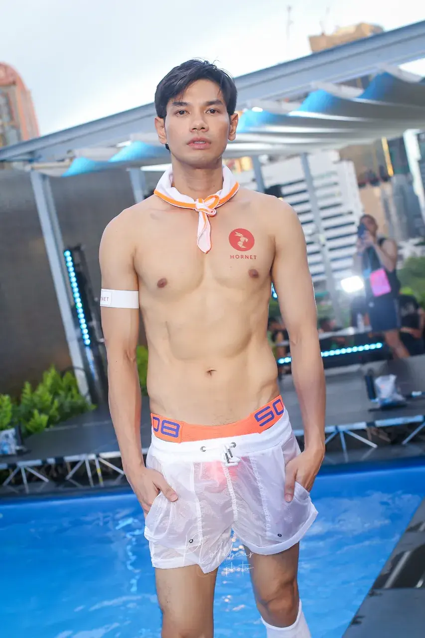 ปาร์ตี้ ริมสระ