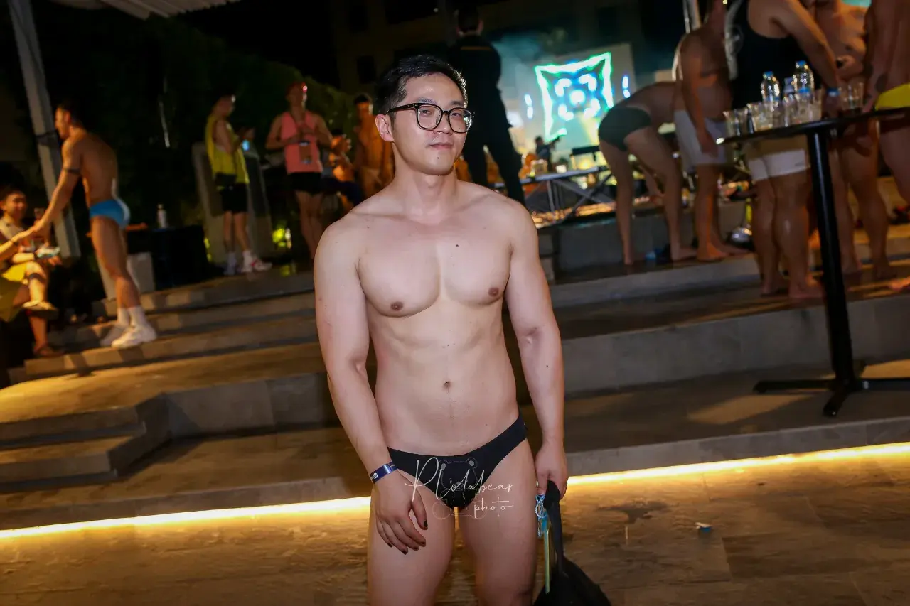 ปาร์ตี้ ริมสระ