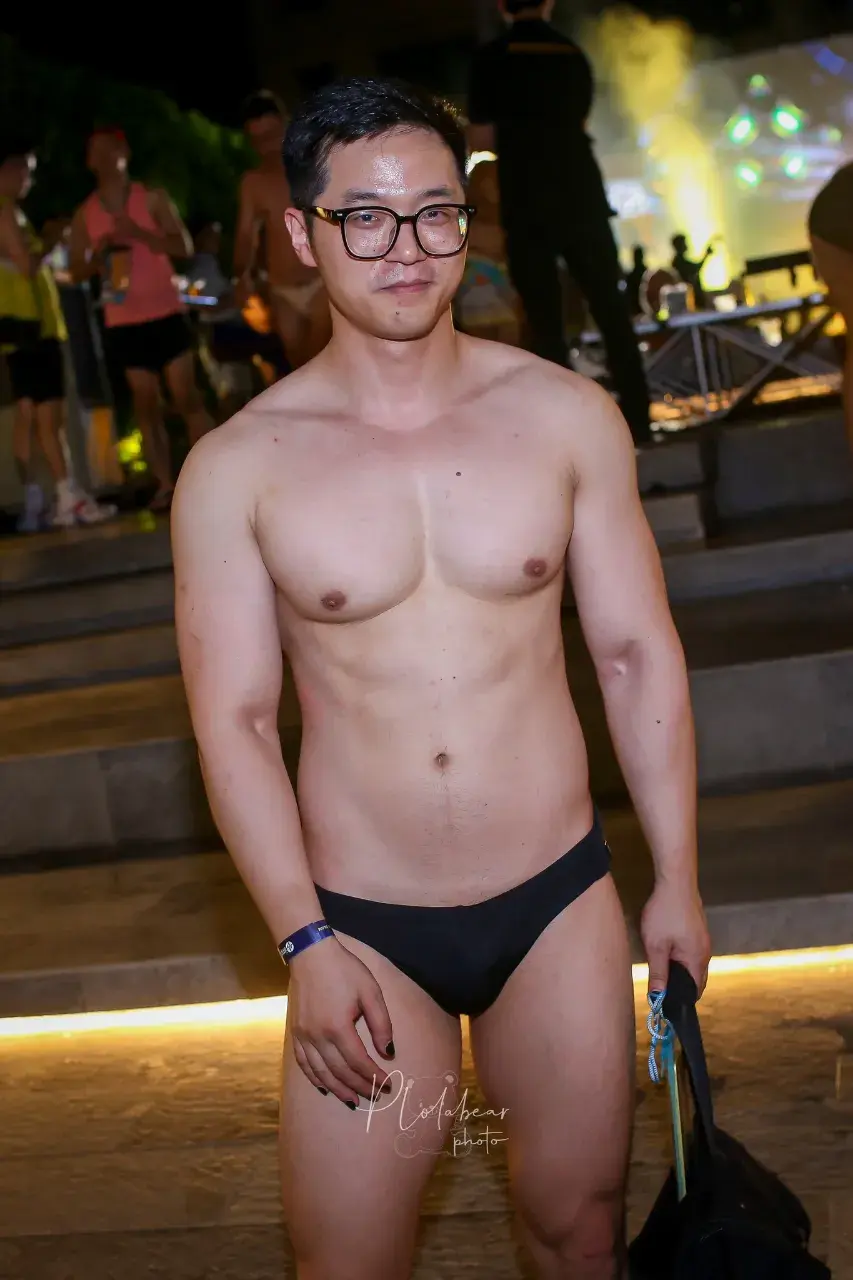 ปาร์ตี้ ริมสระ