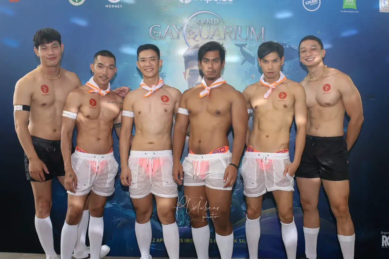 ปาร์ตี้ ริมสระ