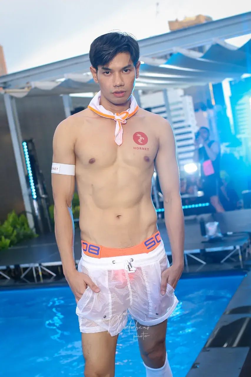 ปาร์ตี้ ริมสระ