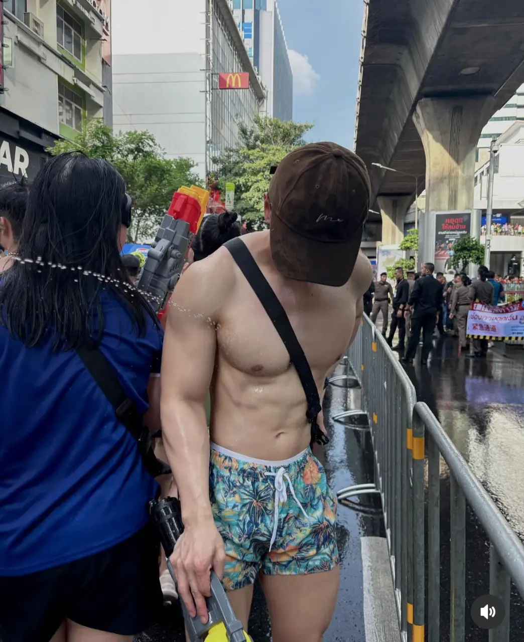ผู้ชายเปียกน้ำ