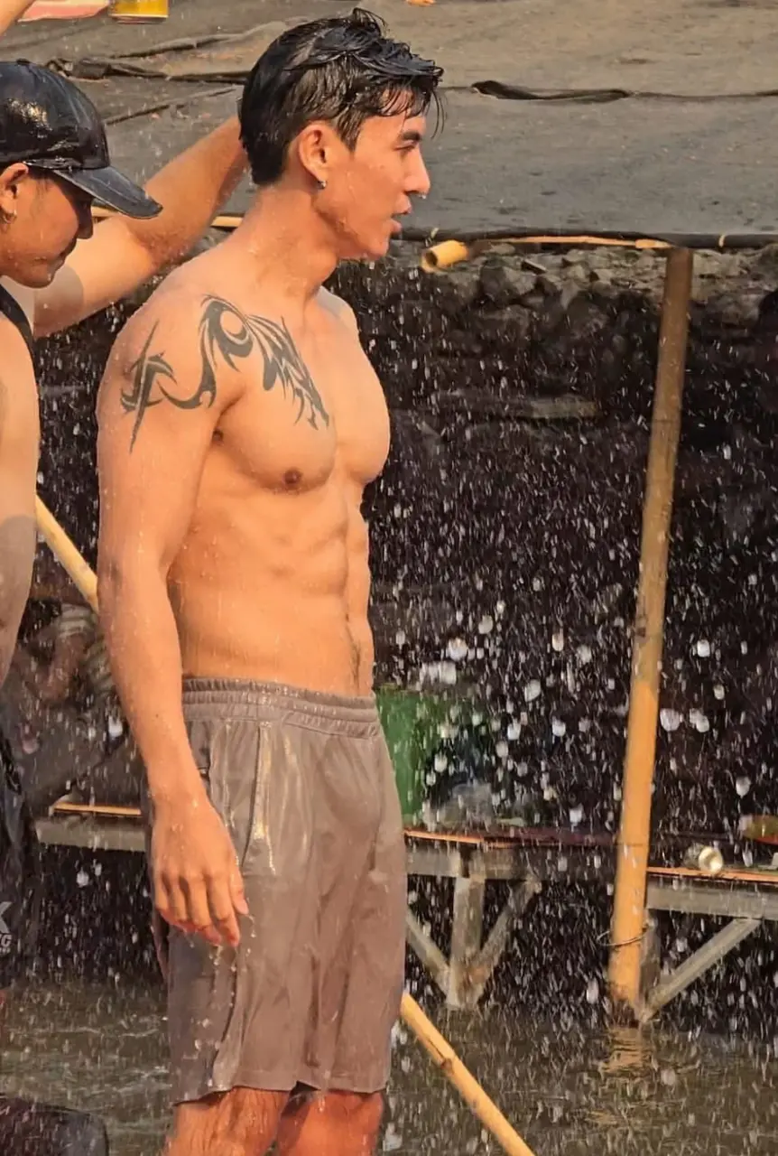 ผู้ชายเปียกน้ำ