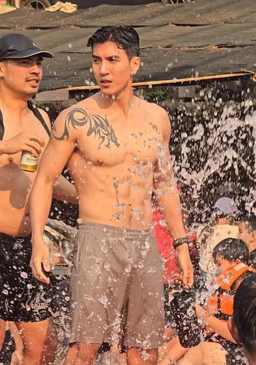 ผู้ชายเปียกน้ำ