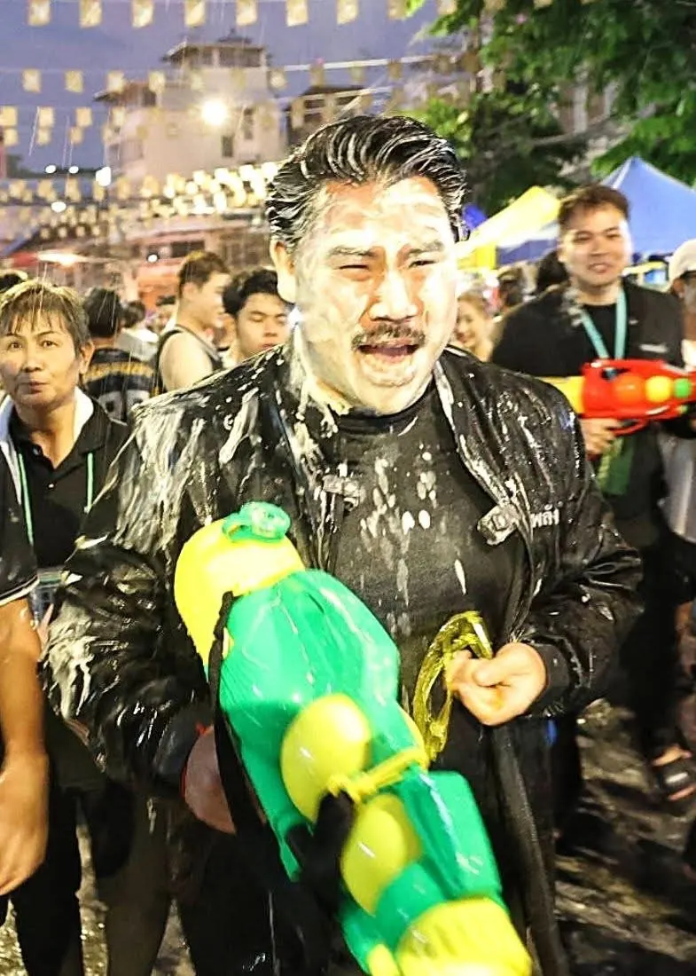 ผู้ชายเปียกน้ำ