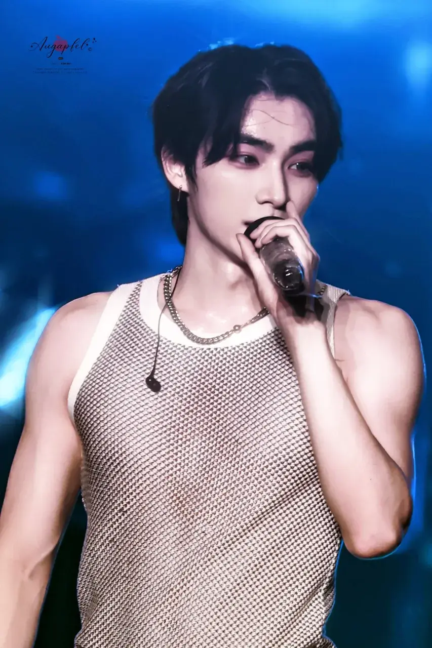 หนุ่มนักร้องเกาหลี-จีน