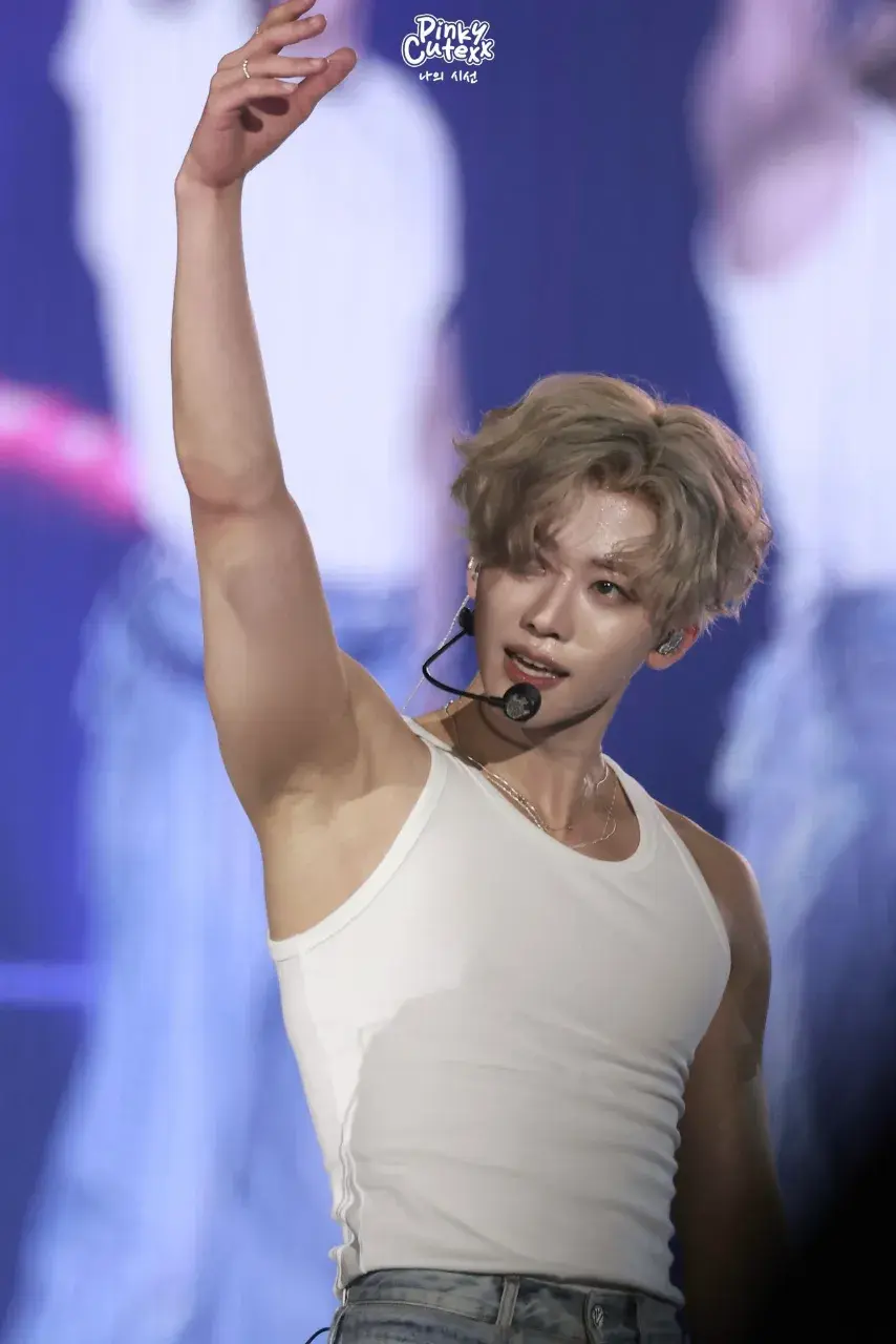 หนุ่มนักร้องเกาหลี-จีน