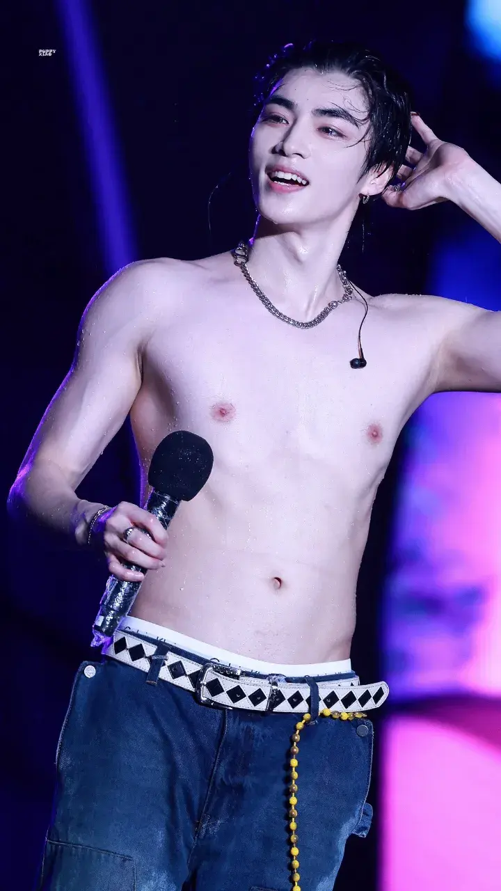 หนุ่มนักร้องเกาหลี-จีน