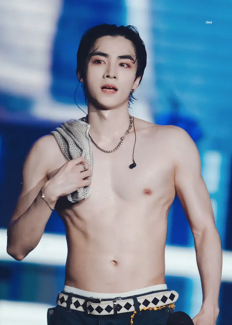 หนุ่มนักร้องเกาหลี-จีน