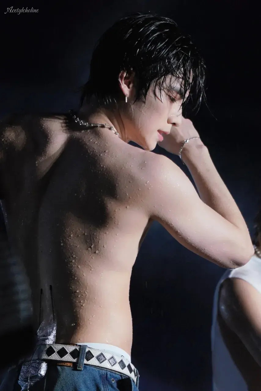 หนุ่มนักร้องเกาหลี-จีน