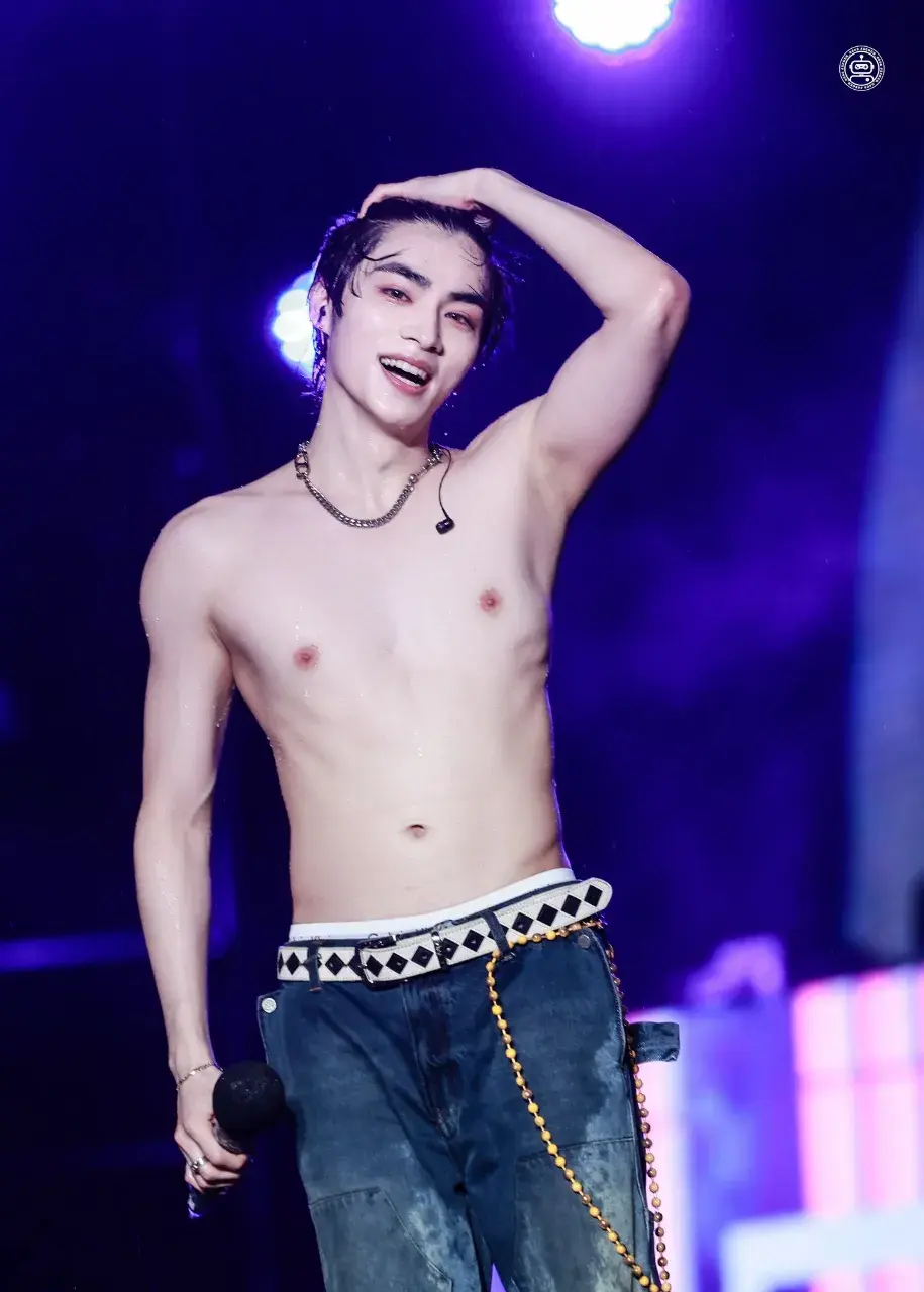 หนุ่มนักร้องเกาหลี-จีน