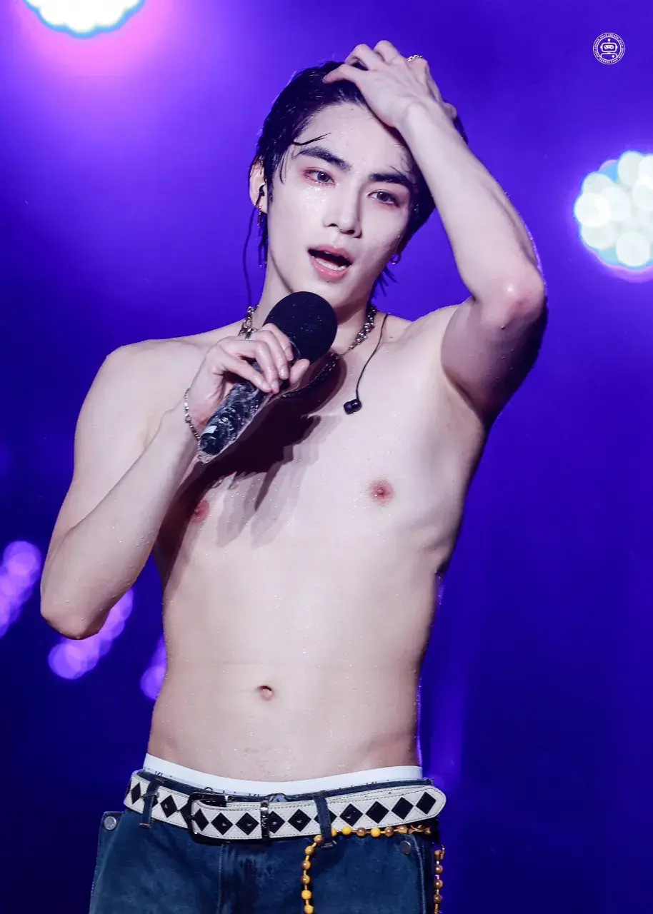 หนุ่มนักร้องเกาหลี-จีน