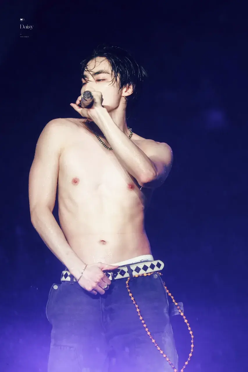 หนุ่มนักร้องเกาหลี-จีน