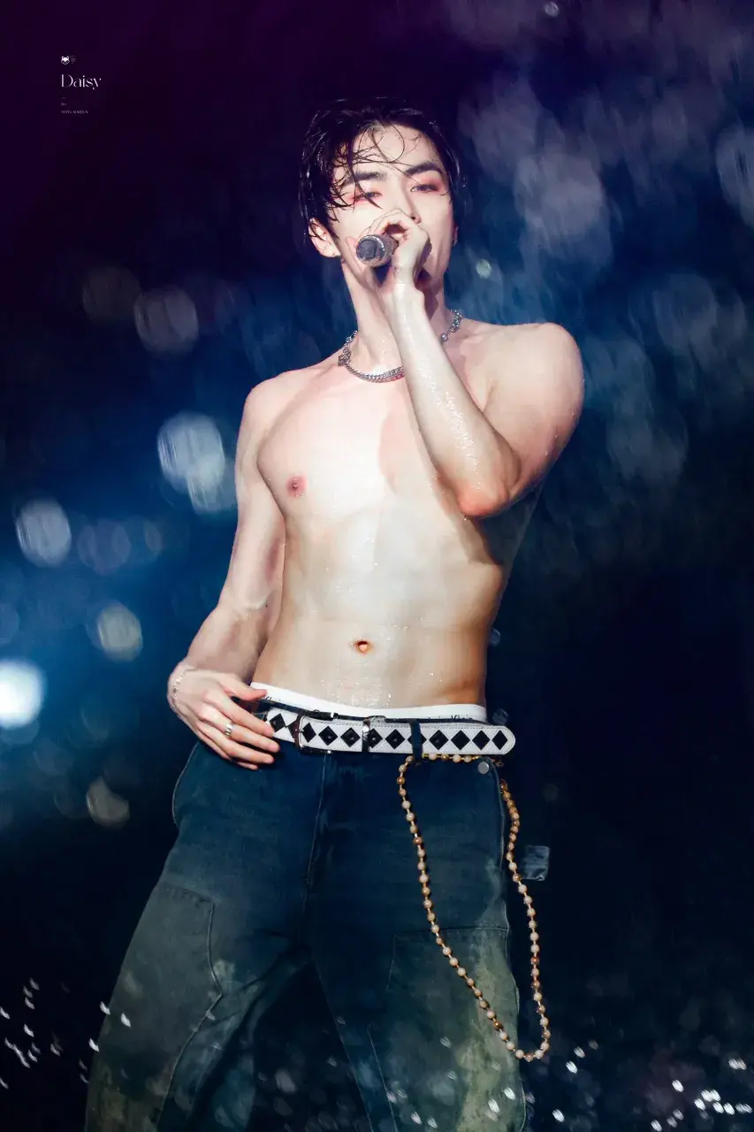 หนุ่มนักร้องเกาหลี-จีน