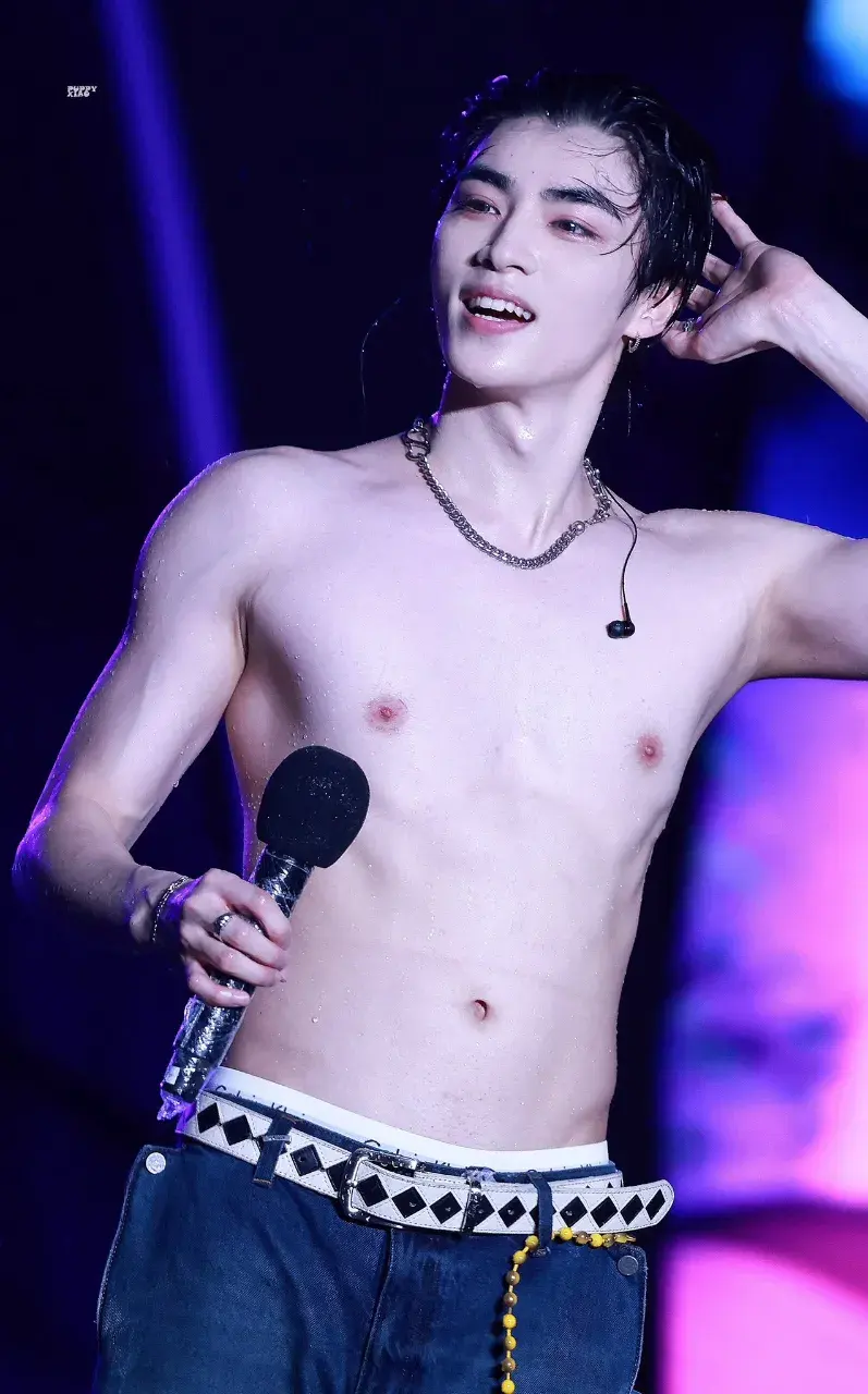หนุ่มนักร้องเกาหลี-จีน
