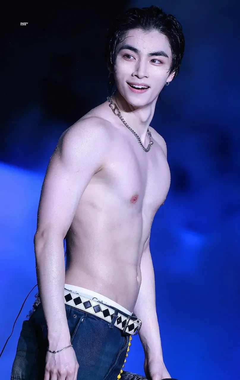 หนุ่มนักร้องเกาหลี-จีน